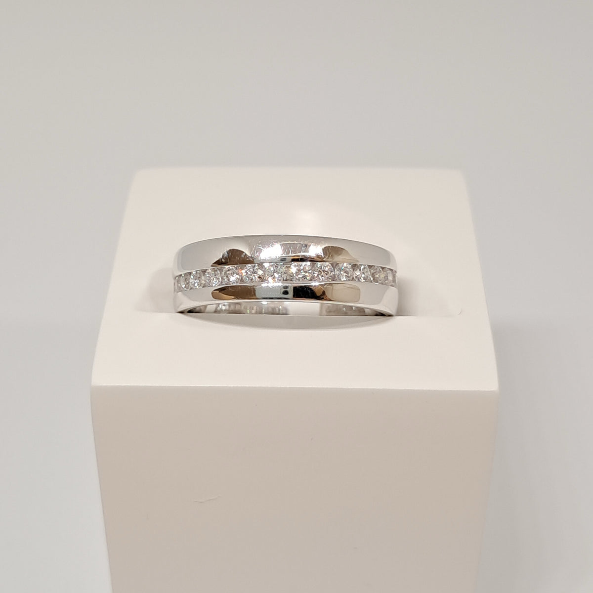 Collinsons 18ct White Gold Asymmetric Diamond Set Band 0.75ct