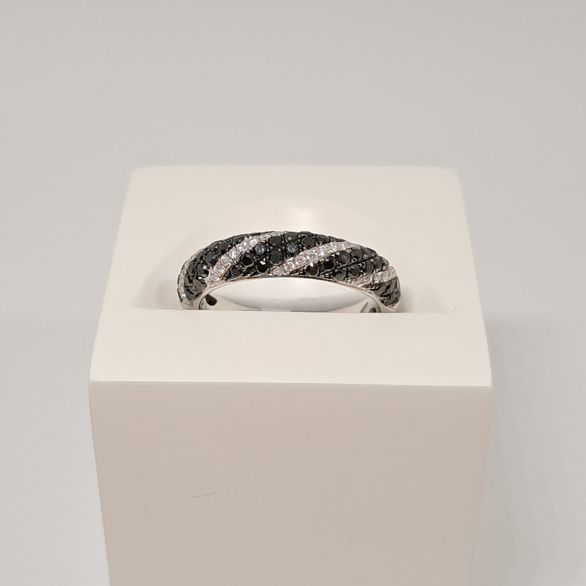 Collinsons 18ct White Gold Black & White Diamond Twist Ring