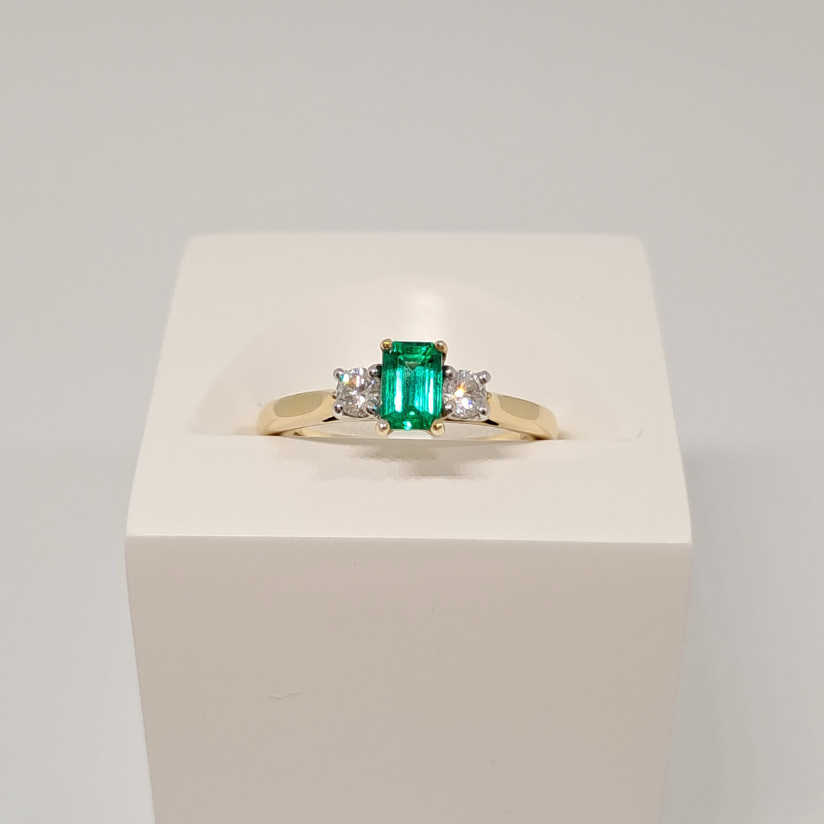 Collinsons 18ct Yellow Gold Emerald & Diamond Trilogy Ring 0.41ct