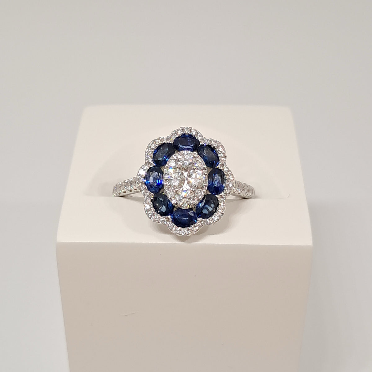 Collinsons 18ct White Gold Sapphire & Diamond Floral Cluster Ring 1.05ct